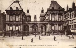 VINTAGE POSTCARD Lyon L Town hall the Frontage Places Comedy