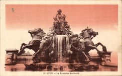 VINTAGE POSTCARD Lyon the Bartholdi Fountain