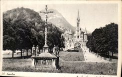 VINTAGE POSTCARD Heavy the basilica and the Breton martyrdom
