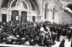 VINTAGE POSTCARD Lourdes Preaches in front of the rosary