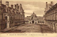 VINTAGE POSTCARD Castle of Fontainebleau the Baptistry Of the Oval Court