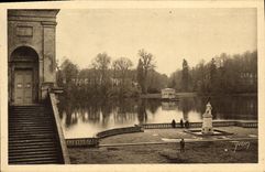 VINTAGE POSTCARD Palate of Fontainebleau L Pond of Carps