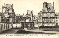 VINTAGE POSTCARD Drill of Fontainebleau the Baptistry and the Court Henri IV