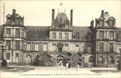 VINTAGE POSTCARD Palais De Fontainebleau L Staircase of the Horseshoe and the Three houses