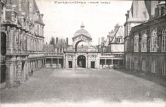 VINTAGE POSTCARD Palate of Oval Fontainebleau Court
