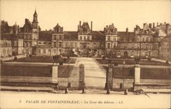 VINTAGE POSTCARD Palate of Fontainebleau Court of the Good byes