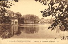 VINTAGE POSTCARD Palate of Fontainebleau View of the Castle of L Pond