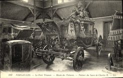 CPA Versailles Le Petit Trianon Musee des voitures Voiture de sacre de Charles X
