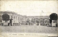 CPA Versailles Le Chateau Entree de La Cour D Honneur du Grand Trianon 