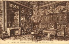 VINTAGE POSTCARD Palate De Fontainebleau Living room of the Queens Mothers