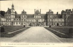 VINTAGE POSTCARD Palate De Fontainebleau Frontage On the Court of the Good byes