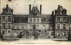 VINTAGE POSTCARD Palate De Fontainebleau Staircase Of Iron Horse And the Three Houses