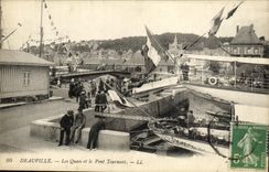 CPA Deauville Les quais et le pont tournant Bateau