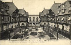 CPA Deauville Plage Fleurie Le Normandy Hotel Les pavillons et la cour vue prise sur l entree
