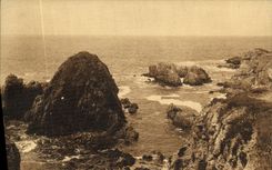 VINTAGE POSTCARD Cliffs Close To Dining In Crozon