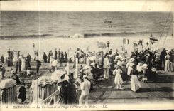 La POSTAL Cabourg de la VENDIMIA la terraza y la playa tiene L hora del bano