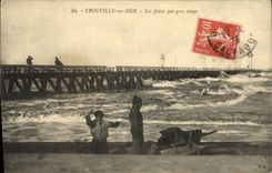 POSTAL Trouville de la VENDIMIA en los embarcaderos del mar por el tiempo pesado