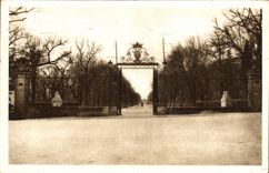 VINTAGE POSTCARD Poitiers the grid D honor of the park of Blossac creates by the Count of Bourdonnaye