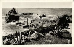 CPA Biarritz La Rocher de la Vierge et La Passerelle