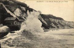 CPA Biarritz La Cote des Basques Par Gros Temps