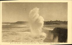 CPA Saint Jean De Luz Effet De Vague a La Digue De Socoa