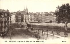 VINTAGE POSTCARD Bayonne the Place of the Tiny room and the Mayou Bridge