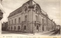 VINTAGE POSTCARD Bayonne the Museum Bonnet And the Street Jacques Laffitte