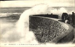 CPA Biarritz Au Rocher de la Vierge Par Gros Temps 