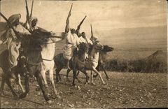 VINTAGE POSTCARD Tipos costumbres Rifenas Coriendo will polvora it there Melaab el Barud