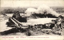 CPA Biarritz Le Rocher de la vierge par gros temps