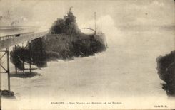 CPA Biarritz Une Vague au Rocher De La Vierge