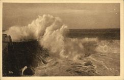 CPA Biarritz Un coup de mer sur la digue du rocher de la vierge 