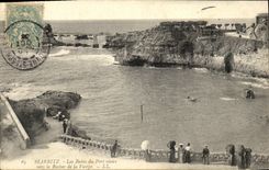 CPA Biarritz Les Bains Du Port Vieux vers le rocher de la vierge 