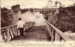 CPA Biarritz Effect De Mer a La Passerelle Du Rocher De La Vierge Semaphore