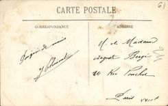 Las casas de las mujeres mayores de Argentan de la POSTAL de la VENDIMIA en el brazo de L adornan