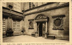VINTAGE POSTCARD Riom Court Of L Hotel Arnoux de Maison Wheel