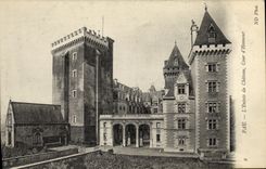 VINTAGE POSTCARD Pau L Entered Of the Castle Court D Honor