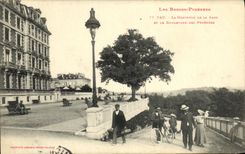 VINTAGE POSTCARD Pau Descent Of the Station And the Boulevard Of the Pyrenees