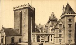 VINTAGE POSTCARD Pau the Castle Henri IV Keep Frontage and Entered