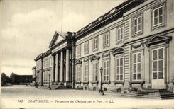 CPA Compiegne Perspective du Chateau sur le Parc