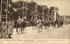 VINTAGE POSTCARD Paris General Montuori with the head of the Italian troops Militaria
