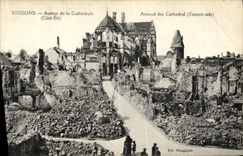 CPA Soissons Autour de la Cathedrale Militaria