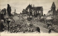 CPA Soissons Rue de L Hotel Dieu et Abside de la Cathedrale Militaria