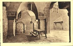 VINTAGE POSTCARD High Koenigsbourg Court of the Guards