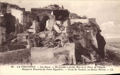 CPA La Provence Les Baux De Gauche a Droite Rue de la Place de L Eglise Remparts romains de porte Eyguieres