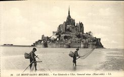 CPA Le Mont Saint Michel Vue Generale a L Est Pecheurs