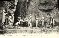 CPA Lourdes Le Calvaire 14eme Station Jesus est mis dans le Sepulcre