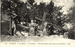 CPA Lourdes Le Calvaire Station Une Femme pieuse essuie la face de Jesus Christ