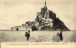 CPA Le Mont Saint Michel Vue Generale Pecheurs