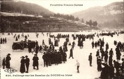 CPA Patinage sur les Bassins du Doubs En Hiver 